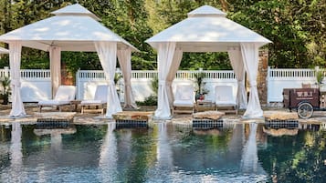 Kolam renang outdoor, dengan kursi berjemur