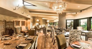 Se sirven almuerzos, cenas y cocina fusión (con vistas al jardín) 