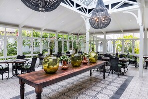 ランチ、ディナーに営業 (フュージョン料理、ガーデン ビュー)