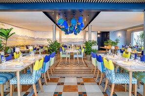 Ofereix vistes a la piscina i s'hi serveixen esmorzars, dinars i sopars 