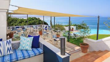 Breakfast, lunch, dinner served; seafood, pool views