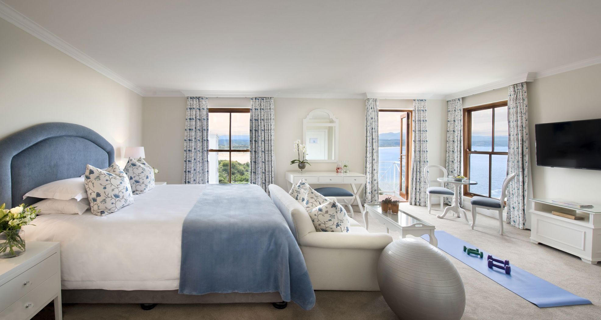Roupas de cama premium, cofres nos quartos, individualmente decorados