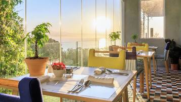 Breakfast, lunch, dinner served; seafood, pool views