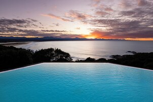 2 piscinas al aire libre, sombrillas, sillones reclinables de piscina