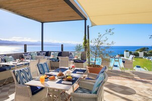 Breakfast, lunch, dinner served; seafood, pool views 