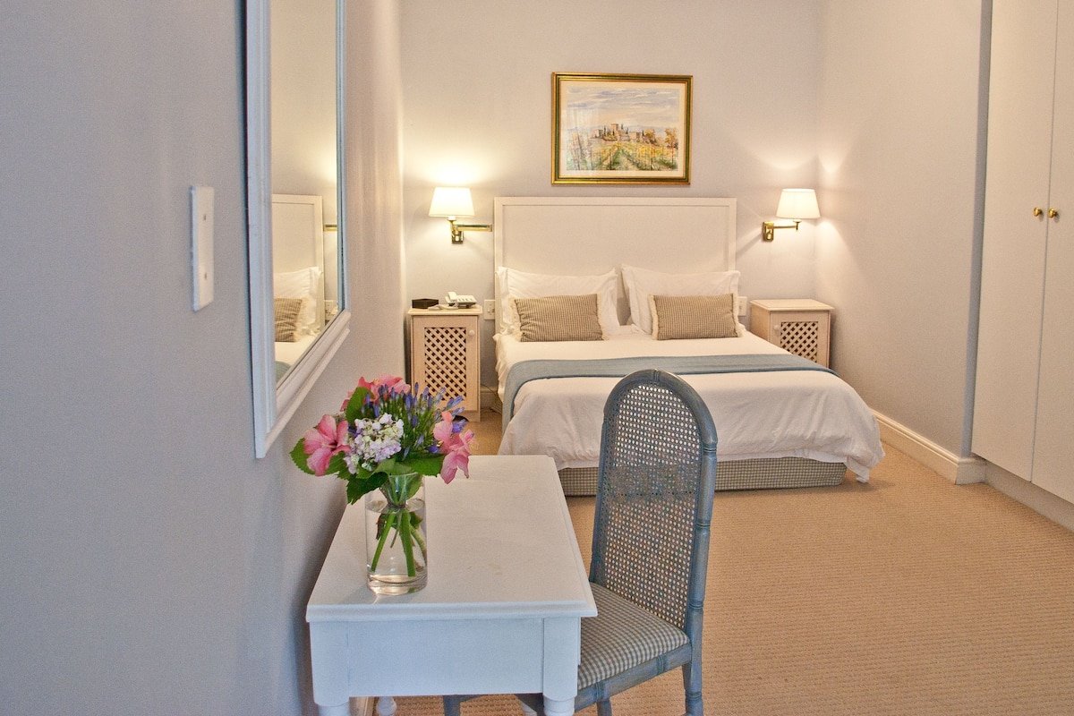 Petite room | 1 bedroom, minibar, in-room safe, desk