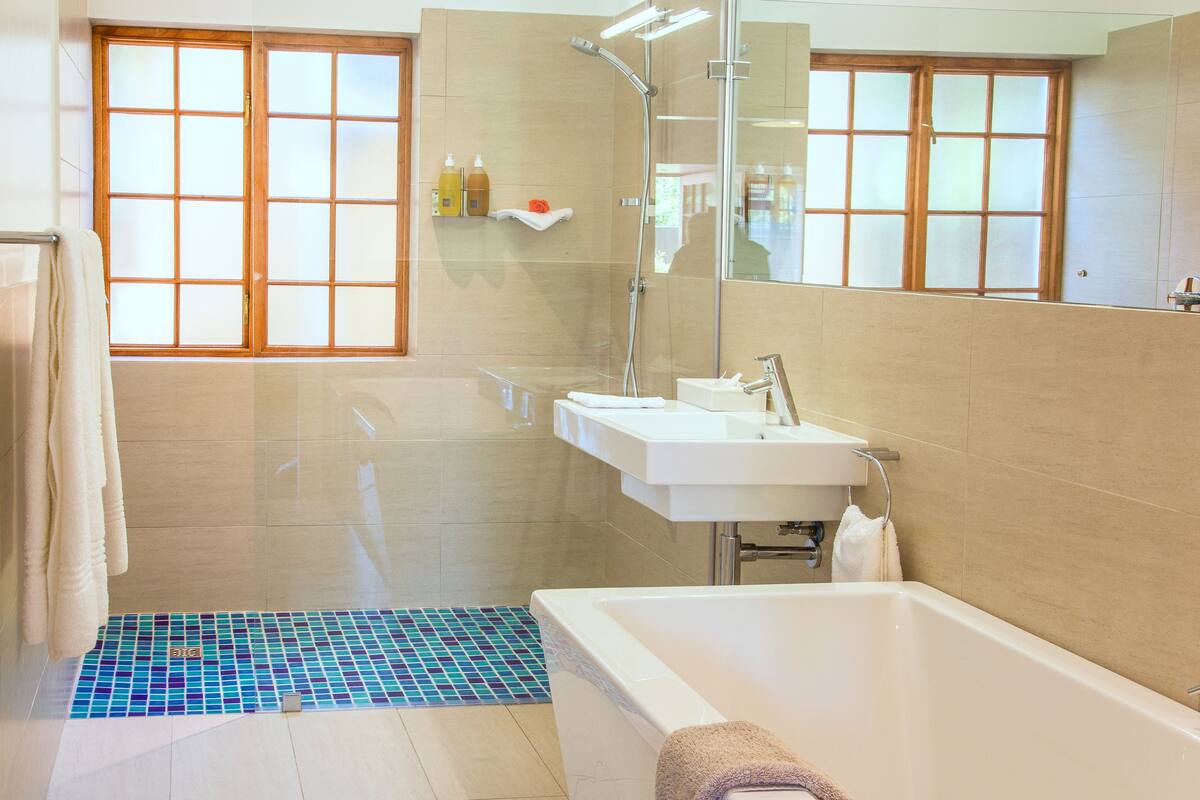 Superior Room | Bathroom | Hair dryer, towels