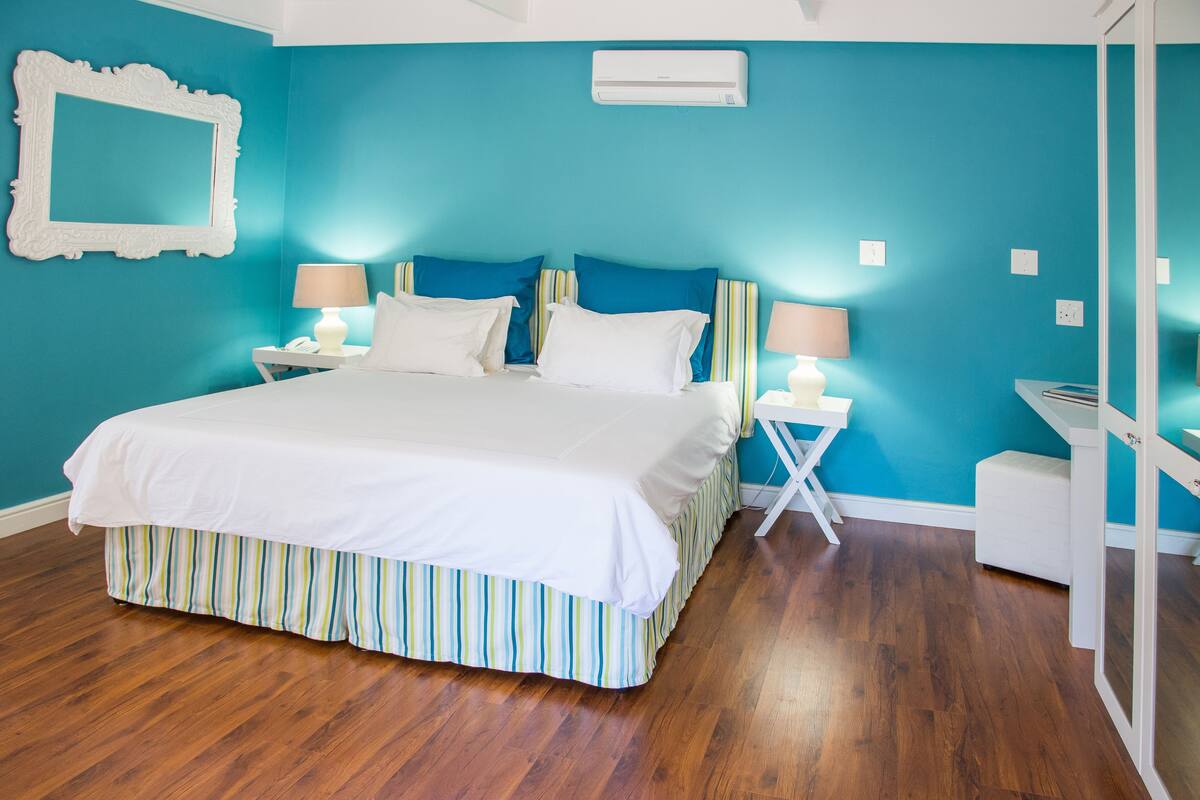 Classic Room | 1 bedroom, minibar, in-room safe, desk