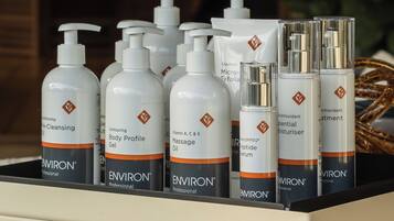 Una presentación de productos para el cuidado de la piel ENVIRON, línea profesional, sobre una mesa blanca.