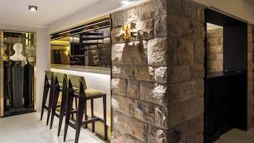 2 bars/lounges, wine bar
