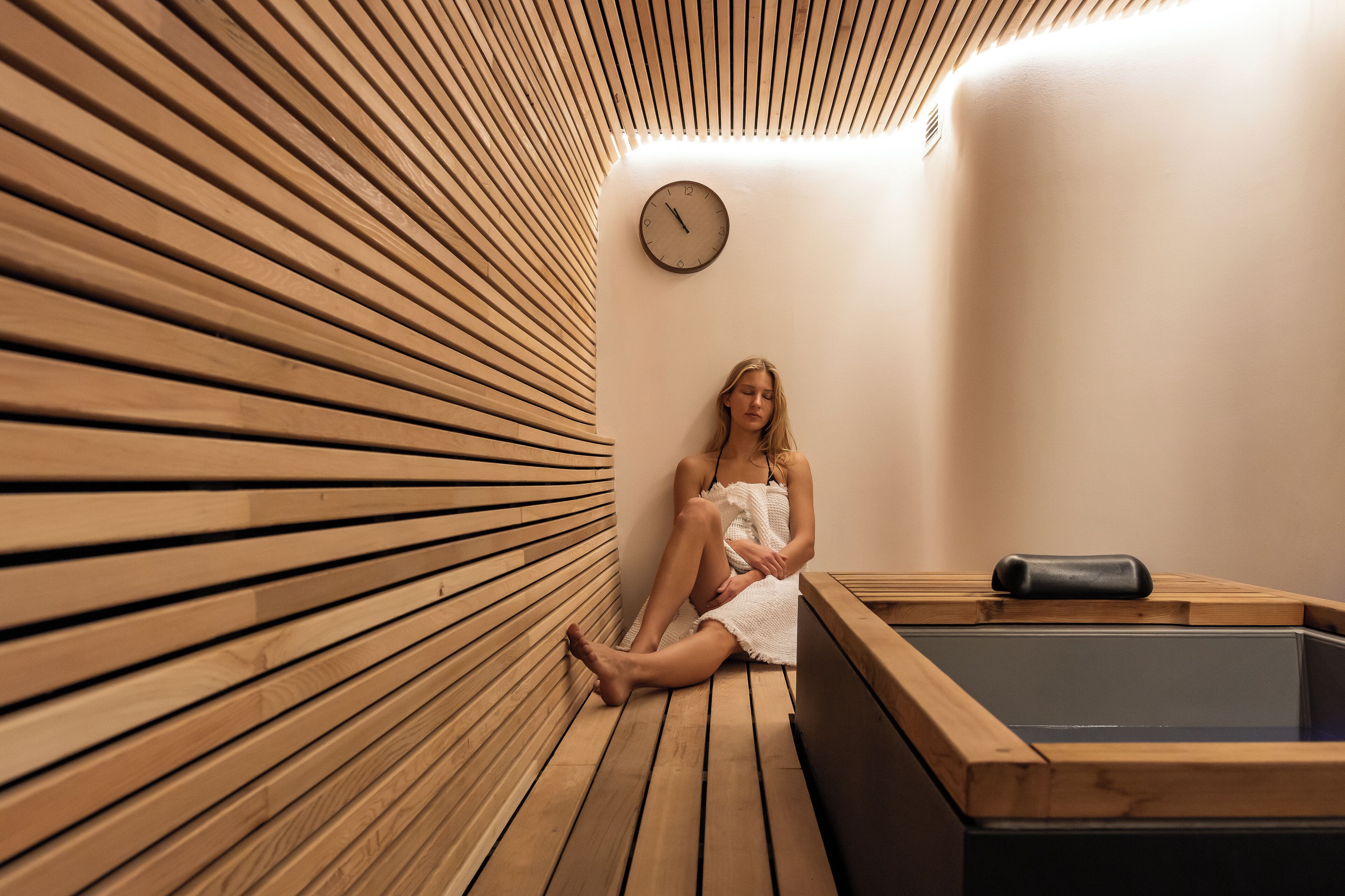 Couples treatment room(s), sauna, steam room, body treatments