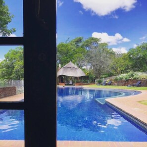 Una piscina al aire libre