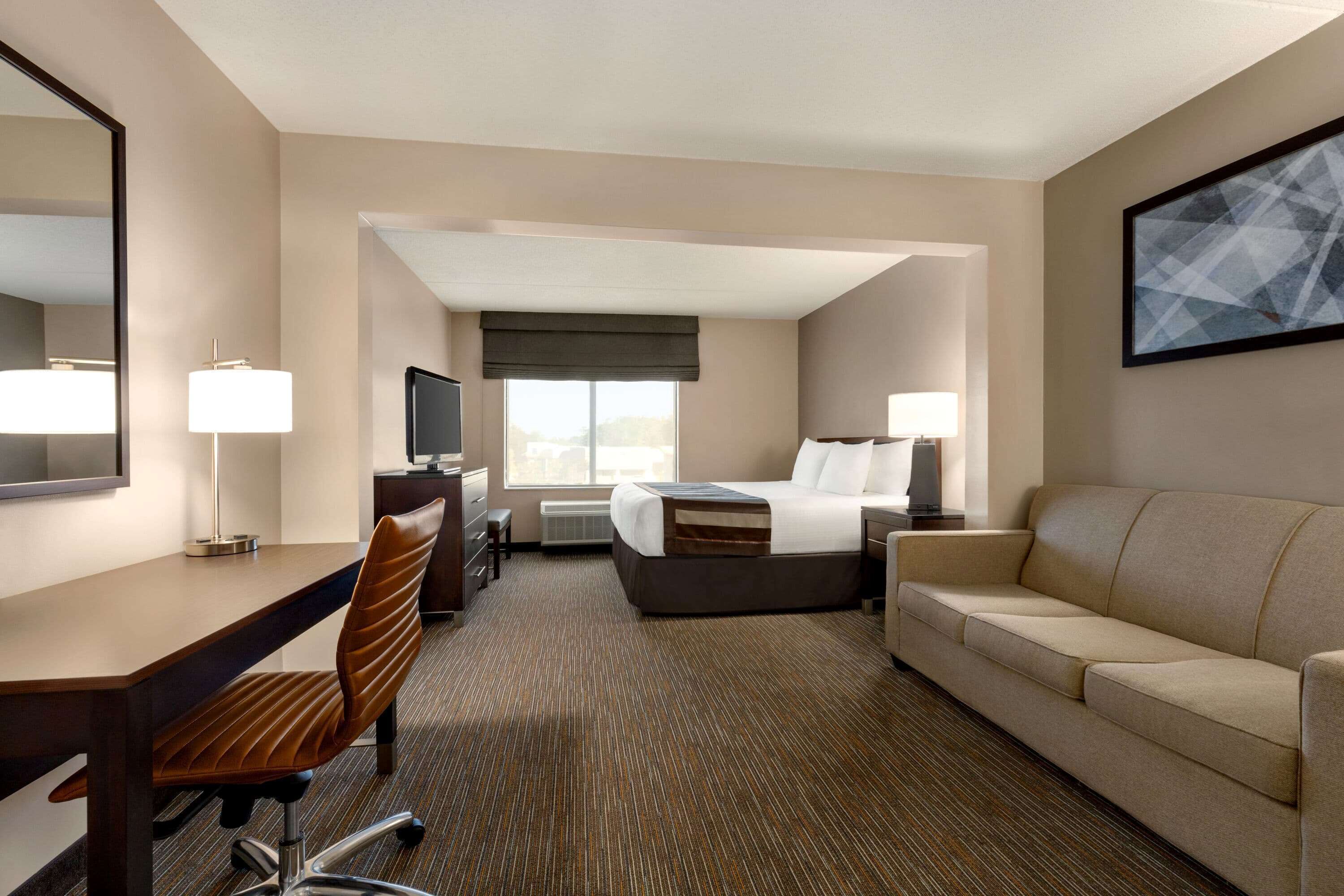 1 king bed deluxe room | premium bedding, pillow-top beds, in-room safe, desk