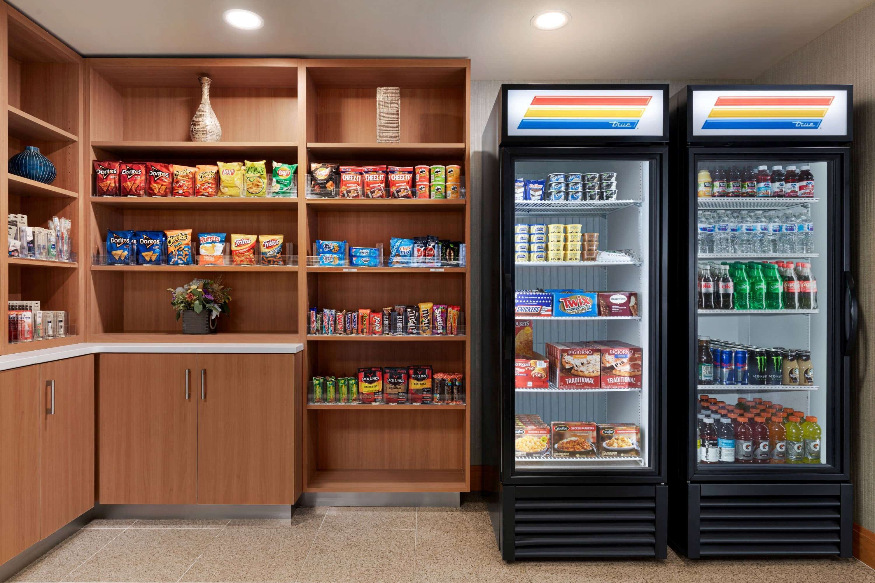 Ein Kiosk mit einer Auswahl an Snacks, Getränken und Flaschen.