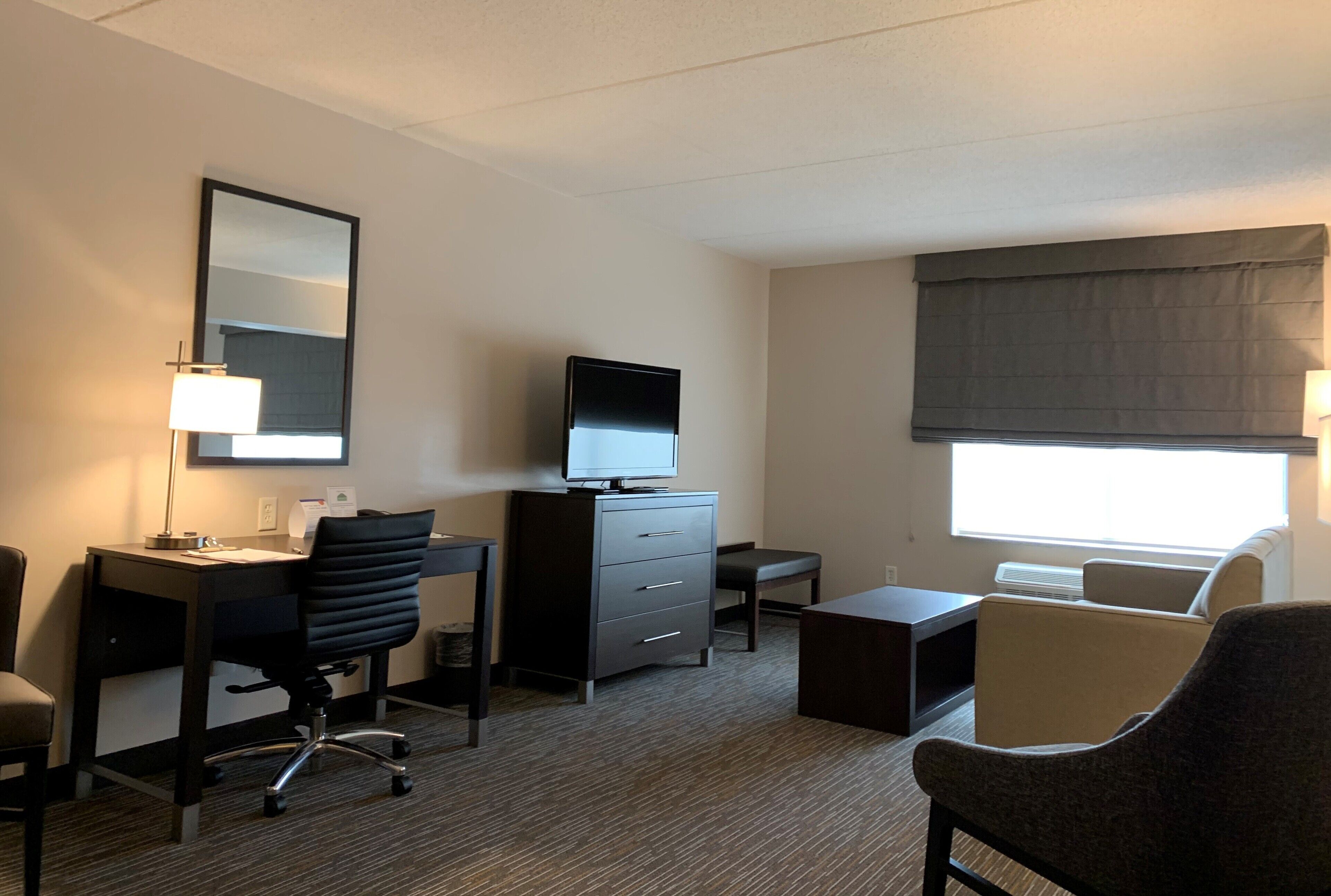 studio suite, 1 king bed, non smoking | premium bedding, pillow-top beds, in-room safe, desk