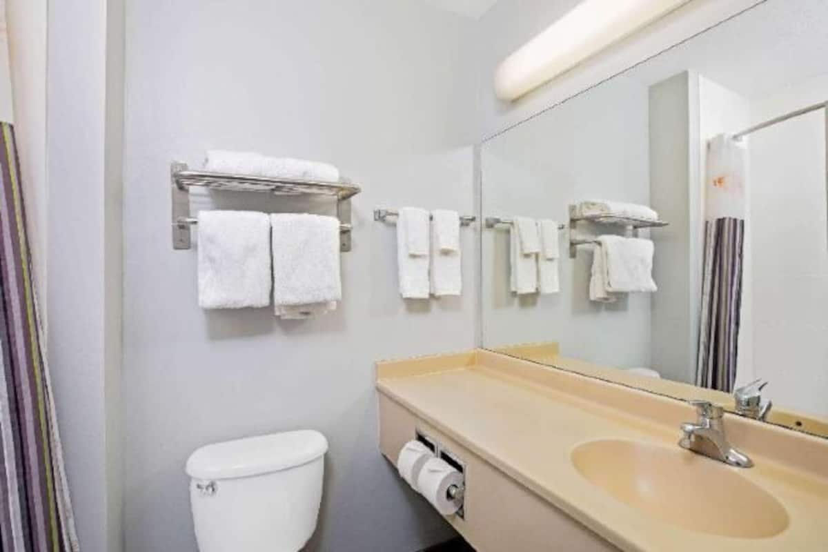 Baño | Tina con regadera, amenidades de baño gratuitas, secadora de cabello