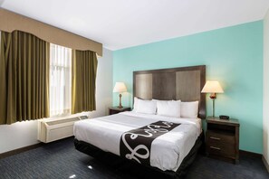 Suite, 1 kingsize bed, niet-roken, uitzicht op stad (Efficiency) | Luxe beddengoed, een bureau, een laptopwerkplek