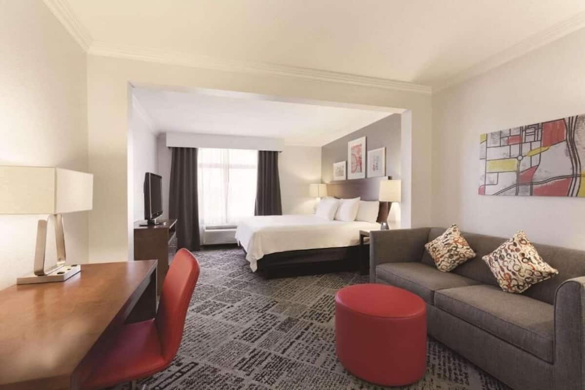 Premium bedding, in-room safe, desk, laptop workspace