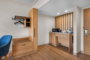 Premium bedding, in-room safe, desk, laptop workspace