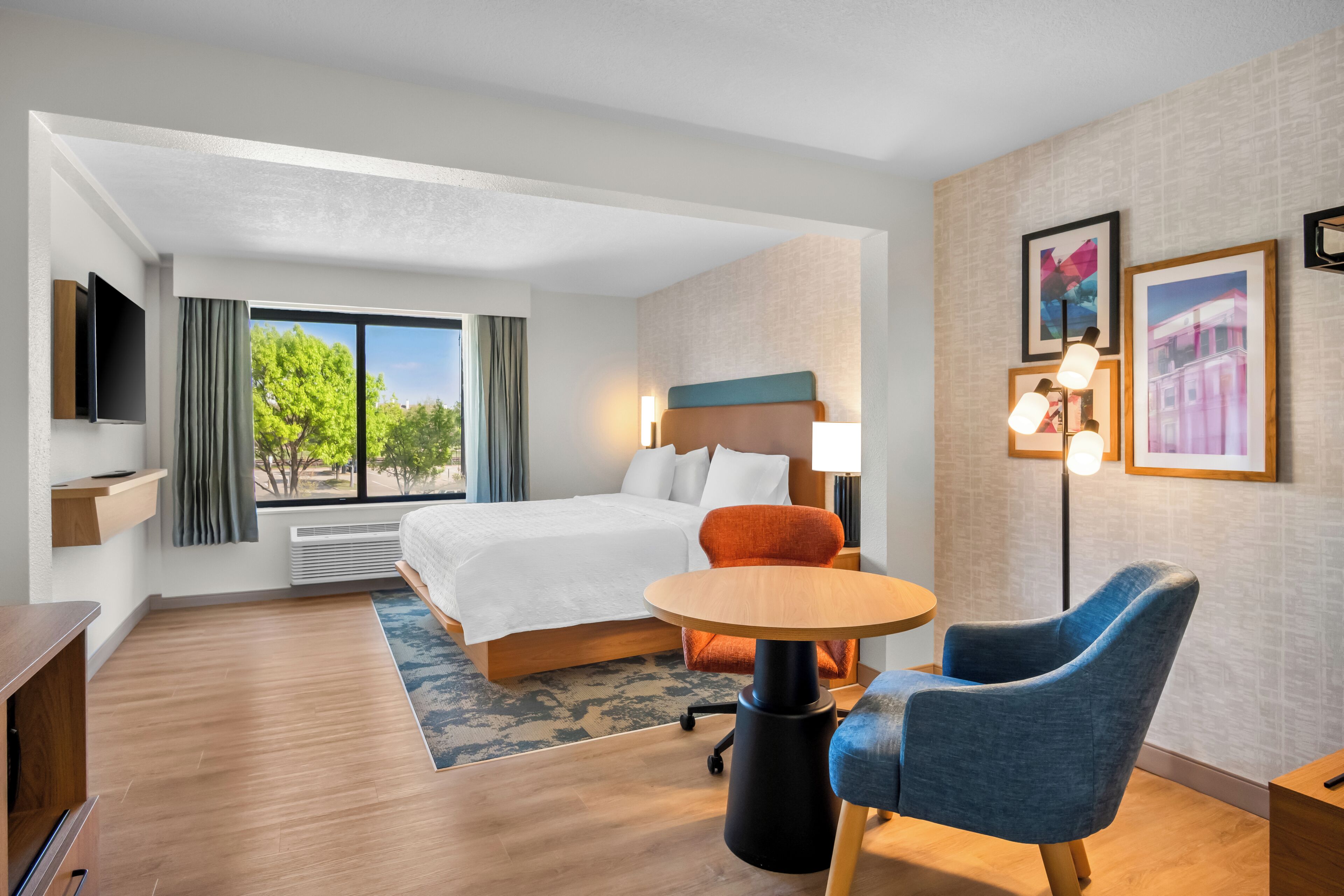 Premium bedding, in-room safe, desk, laptop workspace