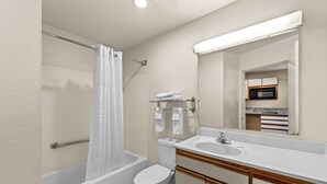 Un baño moderno con bañera, inodoro y lavamanos.