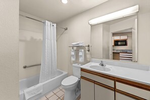 Combined shower/bathtub, towels