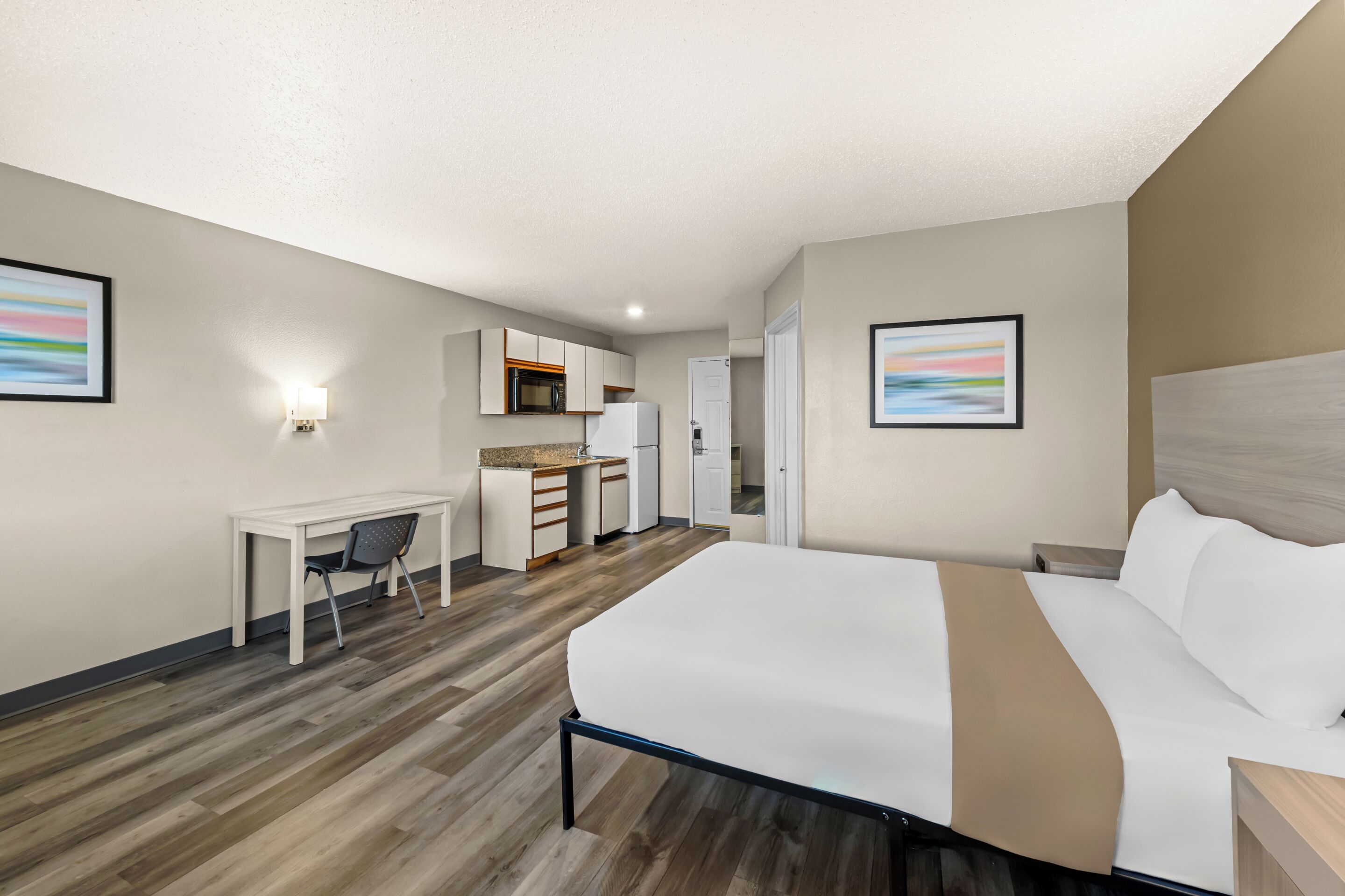 ثلاجة، ميكروويف، موقد طهي مسطح، ماكينة لصنع القهوة/الشاي