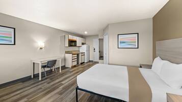 Geladeira, micro-ondas, cooktop, cafeteira/chaleira