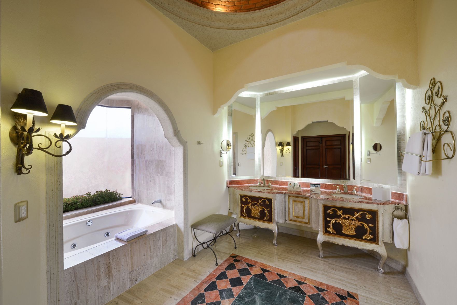 Baño | Amenidades de baño de diseñador, secadora de cabello, toallas, jabón 
