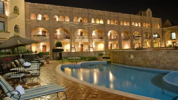 Piscina all'aperto, con ingresso dalle 08:00 alle 20:00, lettini