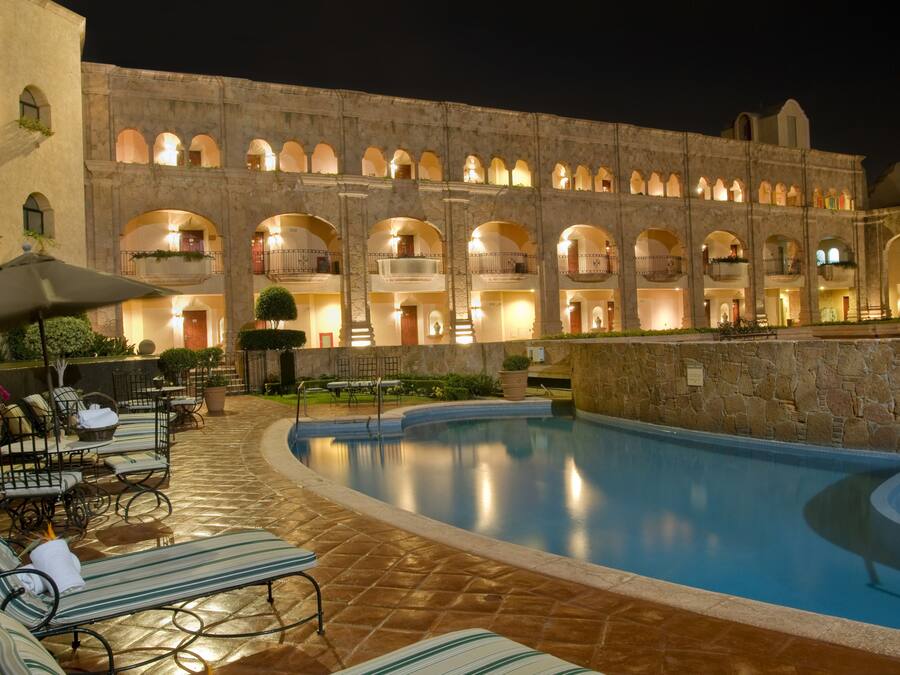 Utendørsbasseng og solsenger