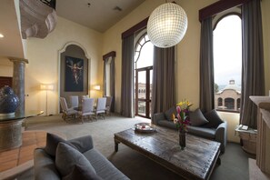 Presidential Suite, 2 Bedrooms, 2 King Beds | Premium bedding, in-room safe, individually decorated, blackout drapes - Hilton San Luis Potosi (San Luis Potosi)