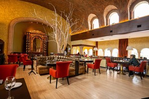 2 restauranter; serverer morgenmad, frokost og mexicanske retter
