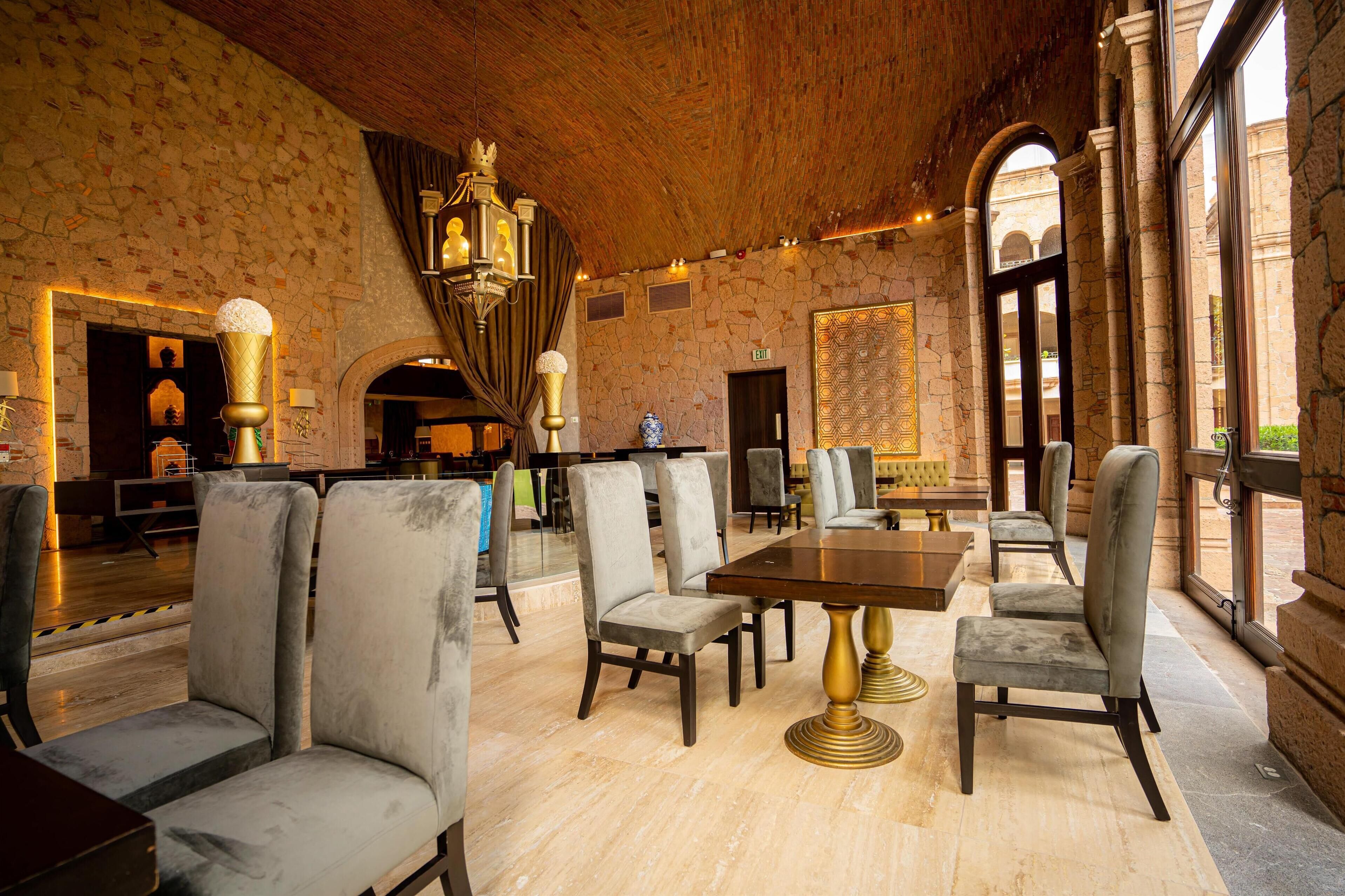 2 restaurants, breakfast, lunch, dinner served; mexican cuisine