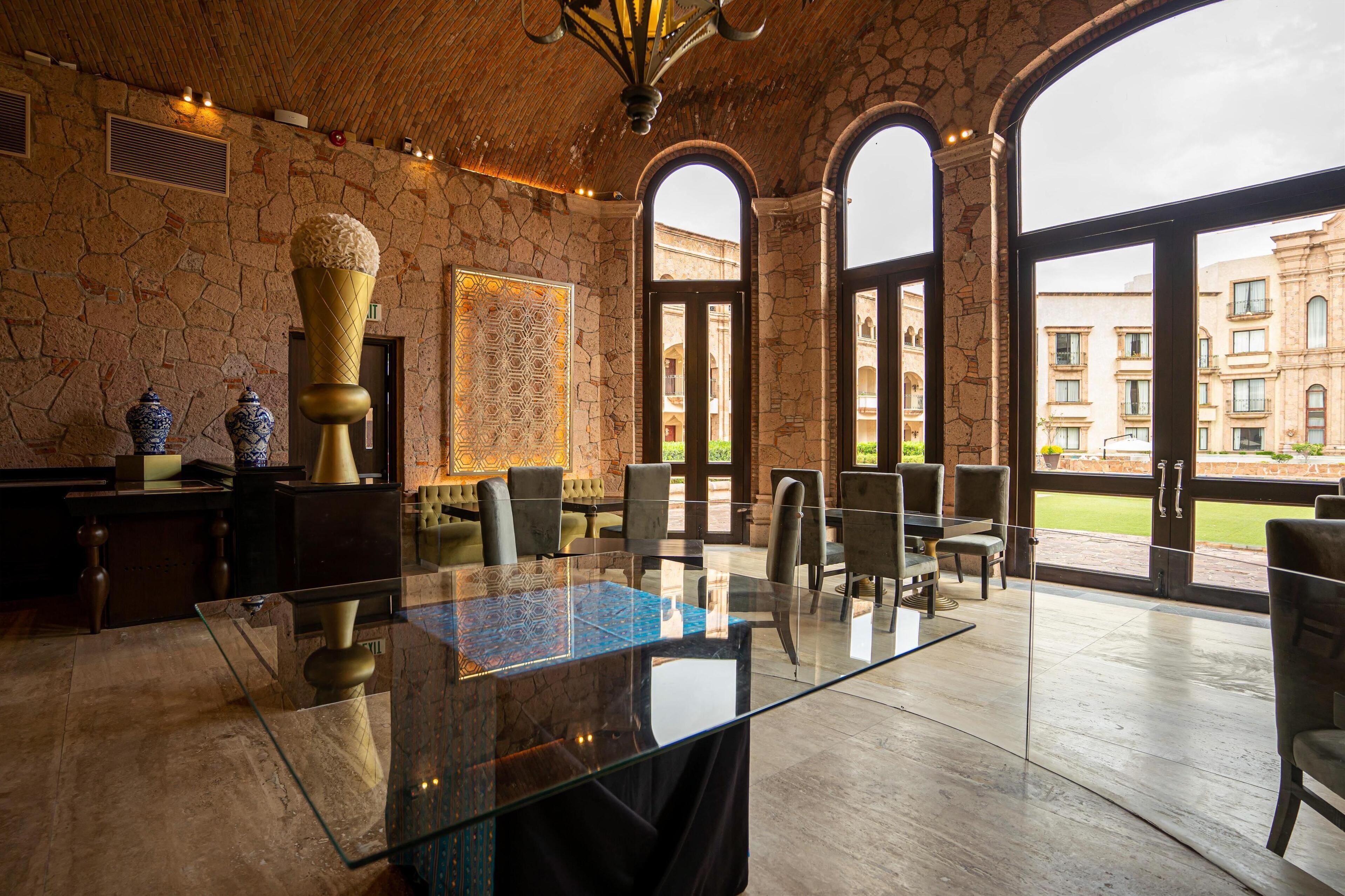 2 restaurantes: opção de café da manhã, almoço e jantar