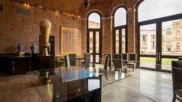 2 restaurantes: opção de café da manhã, almoço e jantar