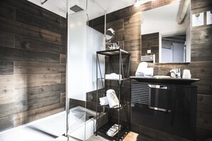 Habitación doble superior | Baño | Regadera, amenidades de baño gratuitas, secadora de cabello, batas 