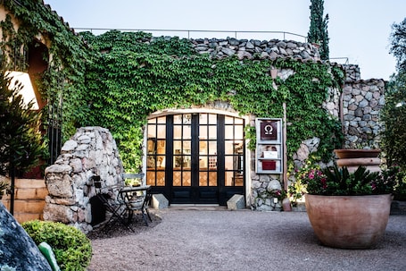 Front of property. Le Roc e Fiori Hotel