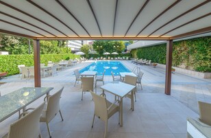 Breakfast, lunch and dinner served