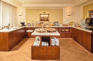 Se ofrece un desayuno bufé todos los días (por un coste adicional)