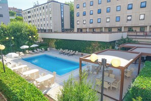 Außenpool (je nach Saison geöffnet), Sonnenschirme, Liegestühle