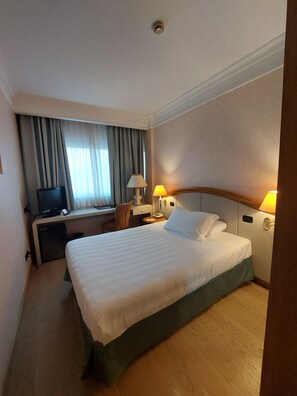 Quarto solteiro superior | Frigobar, cofres nos quartos, escrivaninha, cortinas blackout