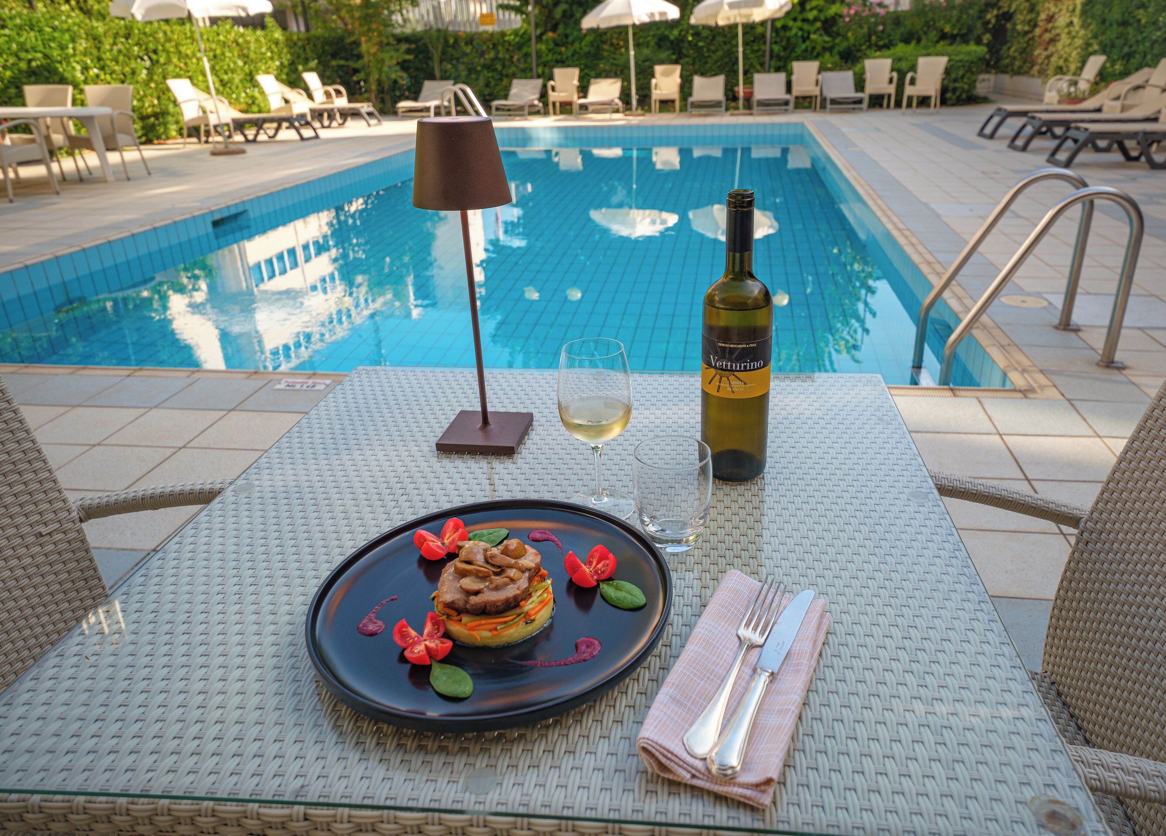 Bar en bord de piscine