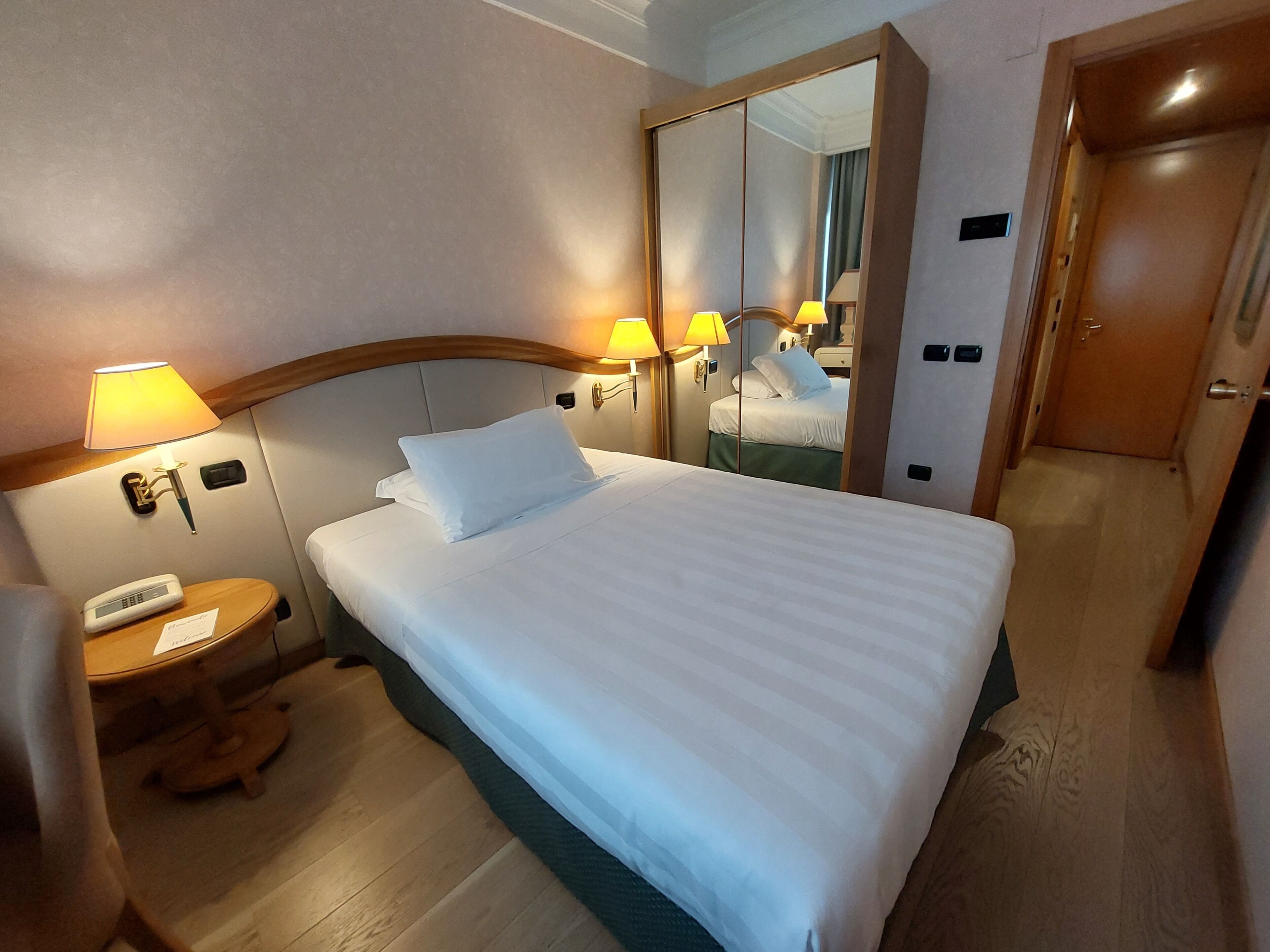 Quarto solteiro superior | Frigobar, cofres nos quartos, escrivaninha, cortinas blackout