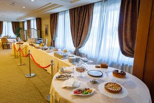 Daily buffet breakfast (EUR 9 per person)