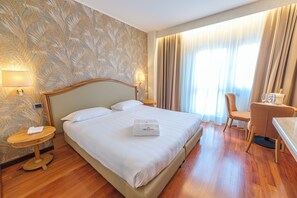 Executive Room | Minibar, in-room safe, desk, blackout drapes - Hotel Perugia Plaza (Perugia)