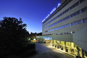 Façana frontal de l'allotjament (vespre/nit)