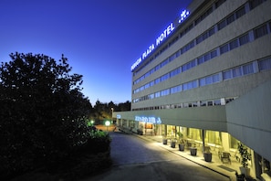 Fassade der Unterkunft – Abend/Nacht