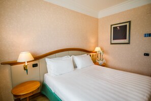 Quarto superior | Frigobar, cofres nos quartos, escrivaninha, cortinas blackout