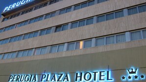A hotel sign with 'Perugia Plaza Hotel' written in bright lights. - Hotel Perugia Plaza (Perugia)